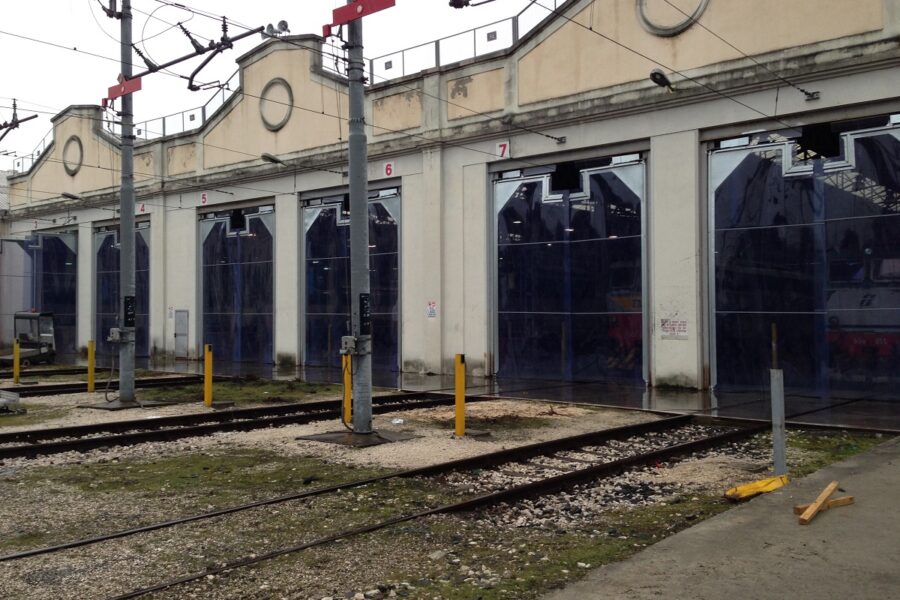 porte a battenti per stazioni ferroviarie